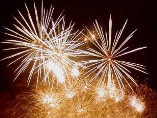 Preţuri la focuri de artificii: un pachet clasic începe de la 500 euro
